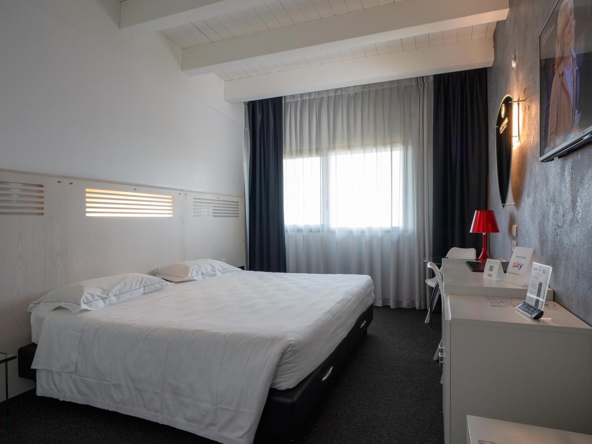Daytona Business Hotel Collecchio Bagian luar foto